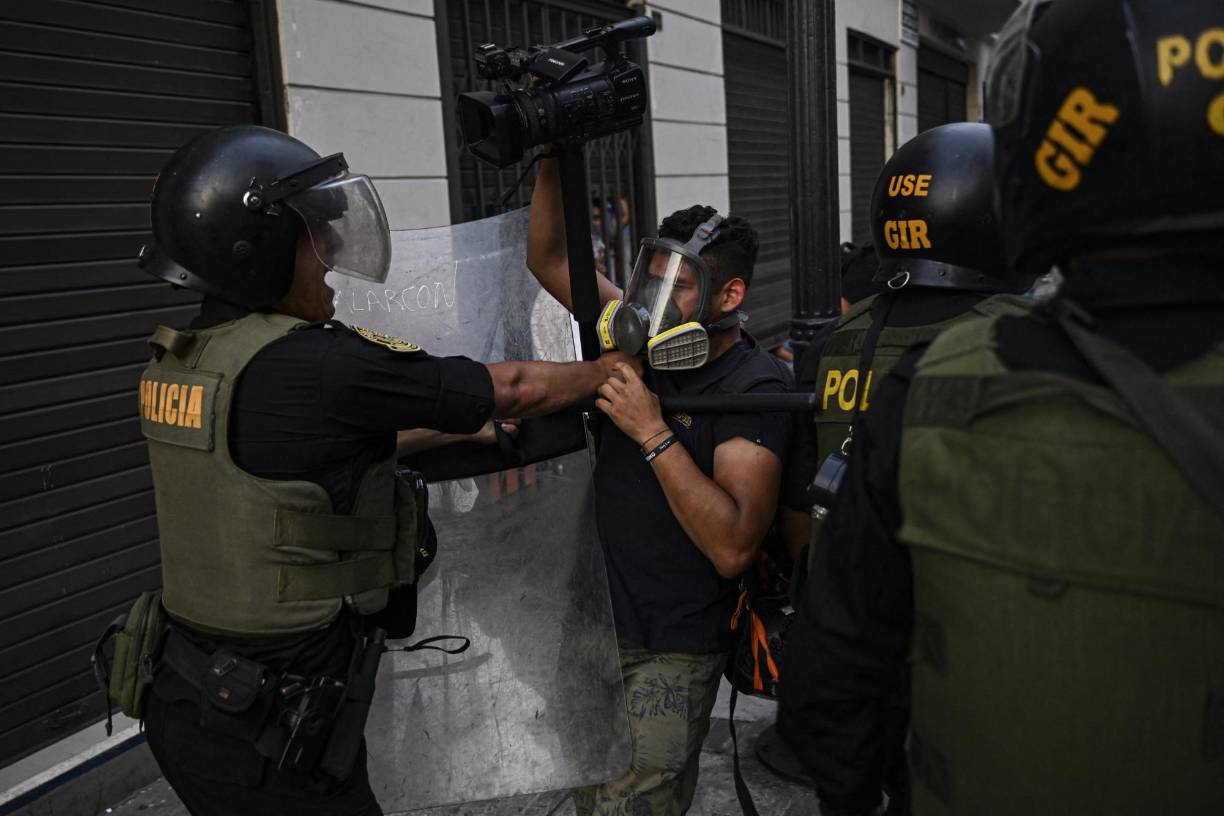En Lima, las autoridades desplegaron un operativo de seguridad masivo ante la llegada de miles de habitantes de zonas rurales que tienen previsto protestar el jueves contra la presidenta del país, Dina Boluarte, en medio de un ambiente de tensión tras la muerte de un segundo manifestante en el sur del país.