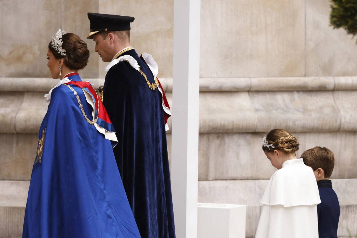 Los herederos de la corona, William y Kate, de 40 y 41 años, tuvieron un lugar estelar en el desfile y la ceremonia religiosa, puntuada por música, cánticos, sermones y lecturas de los evangelios, concebida según un fastuoso ritual inmutable desde hace mil años.