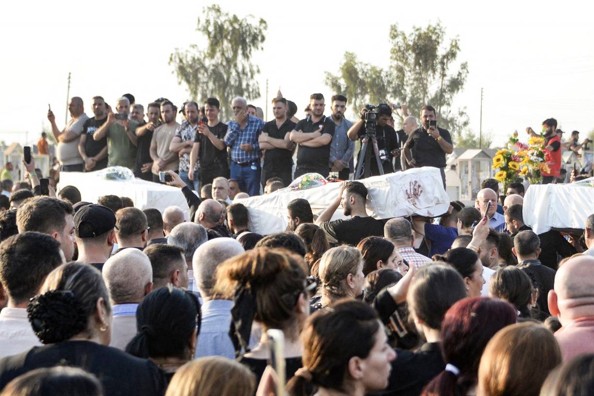 Ahí también se encontraba Basel Samir, otro asistente que presenció cómo “el techo de la sala empezó a arder a una velocidad de locura” hasta que se derrumbó sobre la muchedumbre concentrada en la pista de baile.