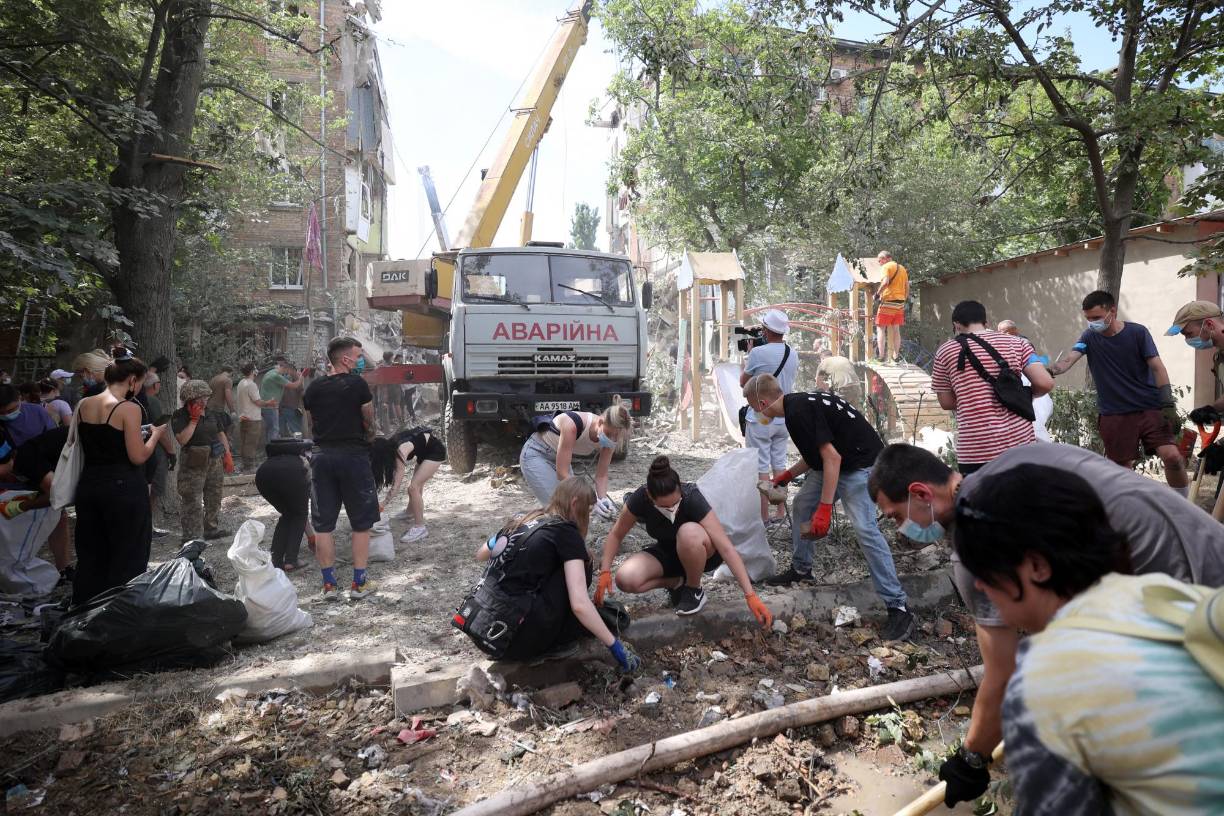 Las fuerzas rusas atacaron varias ciudades de Ucrania este lunes, matando a más de 30 personas e hiriendo a decenas, según las autoridades.