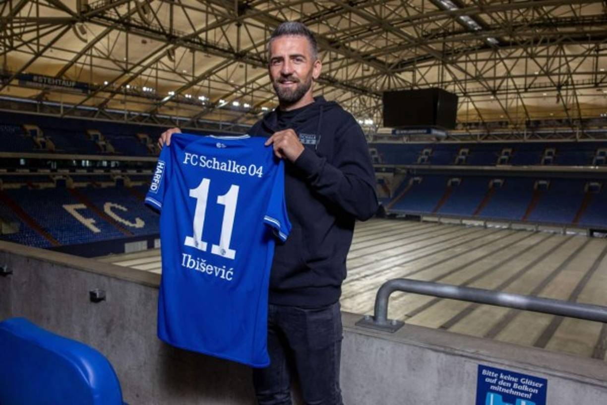El Schalke 04 anunció este jueves la incorporación a la plantilla del bosnio Vedad Ibisevic, que, a sus 36 años de edad, firmó por una temporada, hasta junio de 2021. El experimentado jugador suma 340 partidos en la Bundesliga y, durante el pasado curso en el Hertha Berlin, completó 27 encuentros, con un total de nueve goles y tres asistencias.<br/><br/>Ibisevic, además, tiene una particularidad que lo hace único, sobre todo en una burbuja como la del fútbol. El también ex del Stuttgart confirmó durante su presentación que donará todo su salario a causas benéficas: 'El Schalke está en una situación difícil. Quería volver a jugar en la Bundesliga. Por eso nos hemos puesto de acuerdo: no voy a tener un salario básico'.