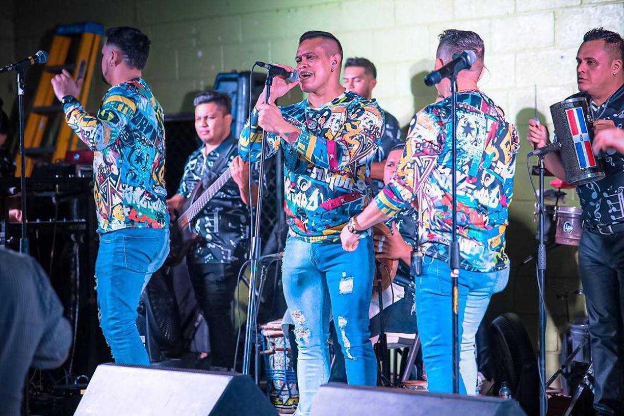 <b>LA GRAN BANDA</b>La “Máquina de gastar zapatos” se presenta este viernes 29 de diciembre en un evento privado en Santa Bárbara, pero el sábado 30 estarán en la Canchita de la escuela Francisco Morazán en Nacaome, Valle. El domingo 31 animarán la fiesta para despedir el año en Casa Blanca, ubicado frente a la Fuente Luminosa en San Pedro Sula, mientras que el 1 de enero llegarán a restaurante Las Tejas en Santa Rita, Yoro.