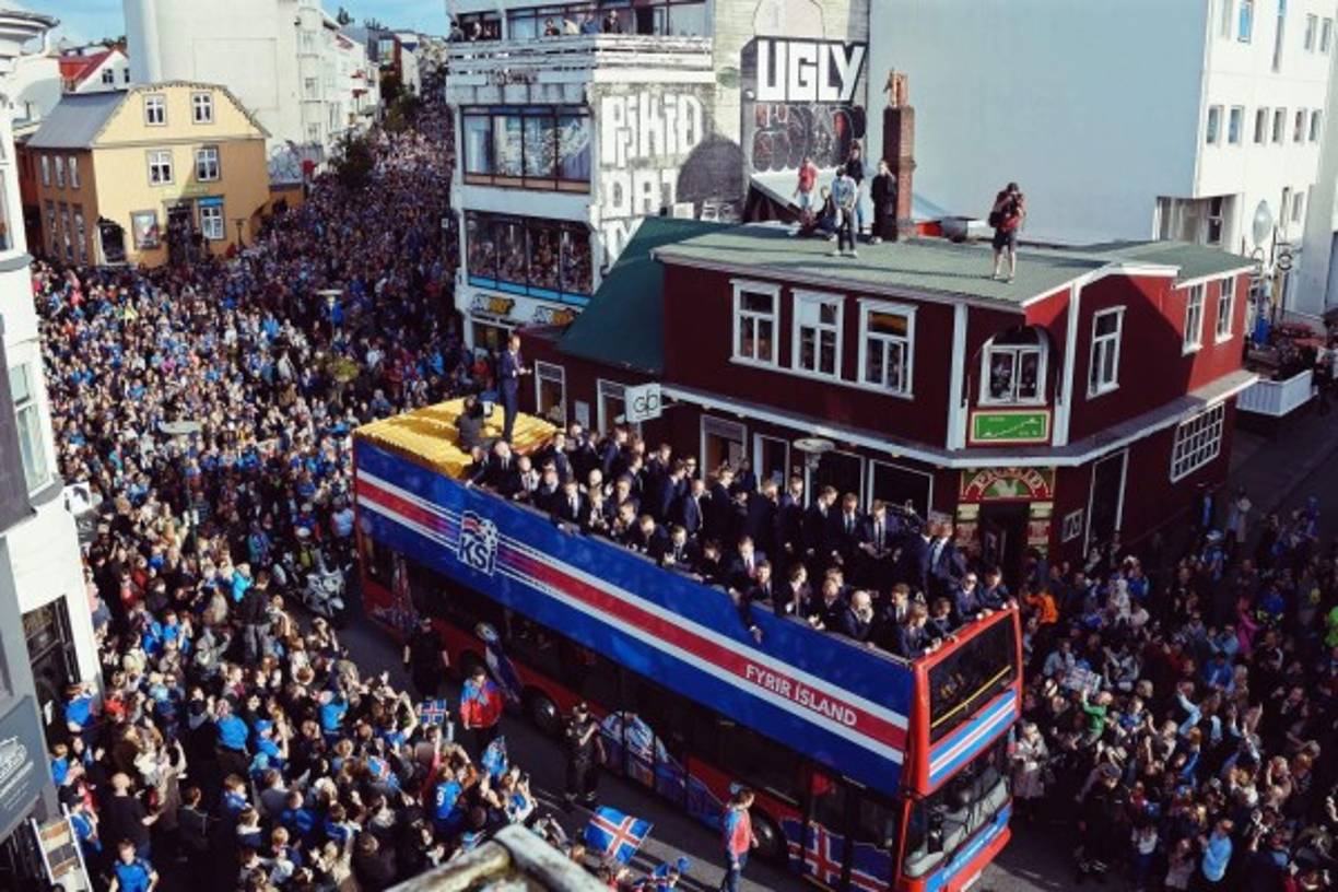 FÚTBOL. Gran reconocimiento. Jugadores de la selección de Islandia celebran con los aficionados durante un desfile por la calles de Reykjavik. Más de 30,000 personas acudieron. Foto: EFE/Asgeir Valgerdarson