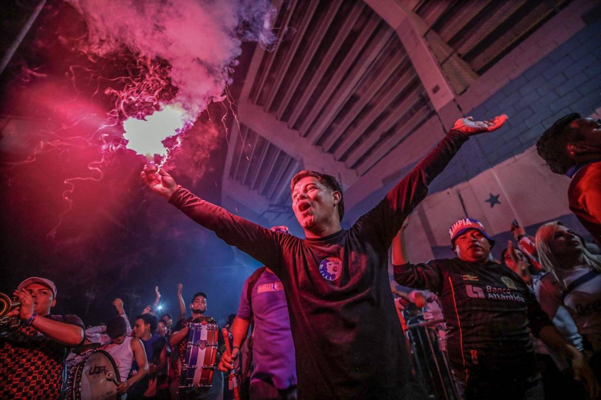 Bellas chicas y la Ultra Fiel: el ambientazo en la semifinal de vuelta Olimpia-Motagua en el Nacional