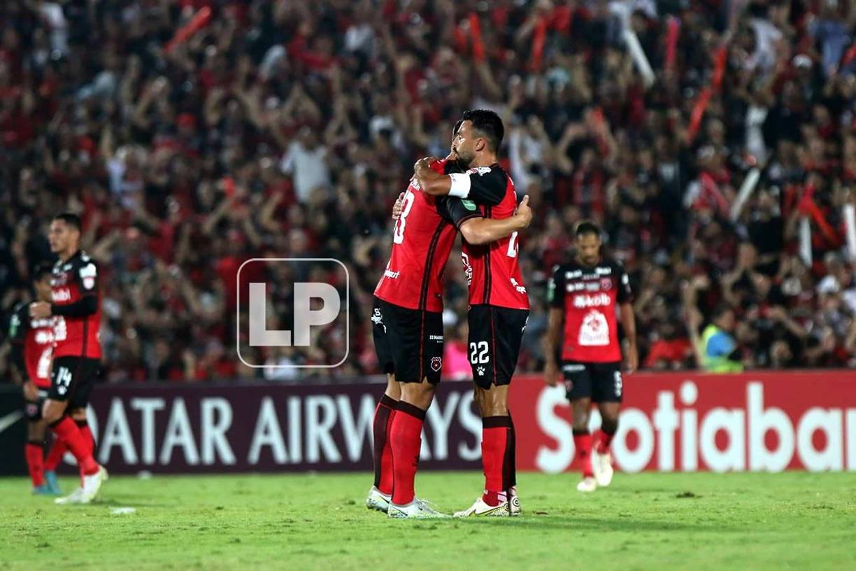 Alexis Gamboa es felicitado tras anotar el tanto de la remontada del Alajuelense, 2-1.