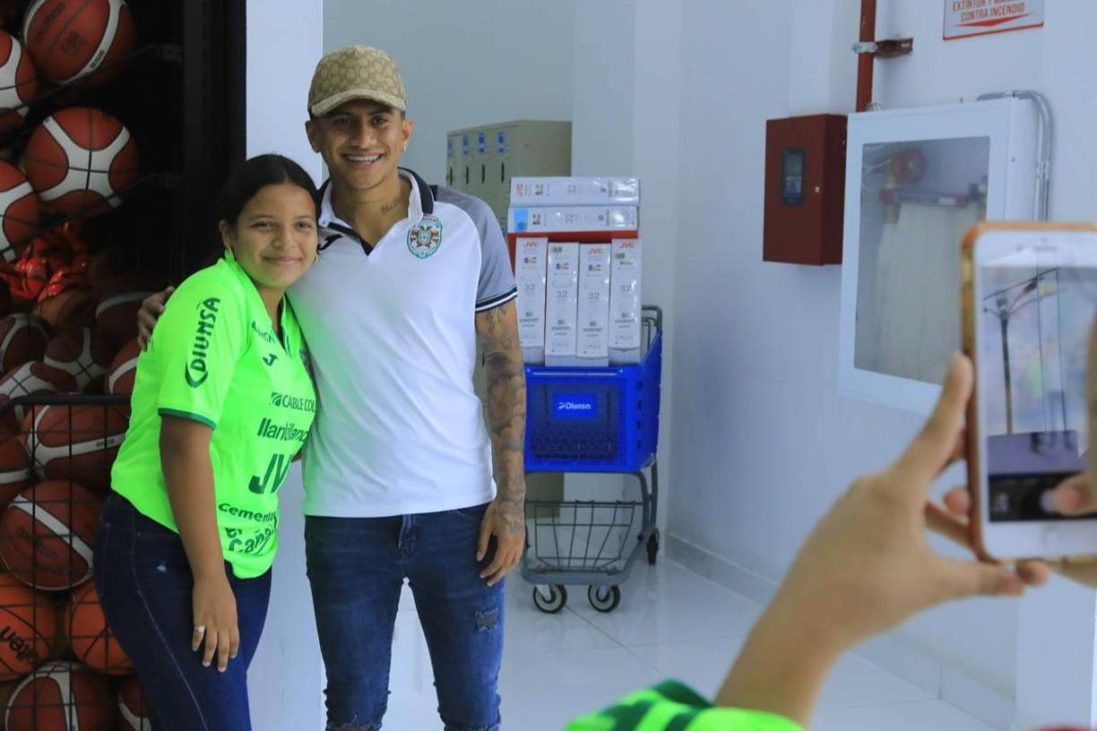 ‘El Pibe’ Guevara fue otro de los más solicitados por la afición del Marathón.