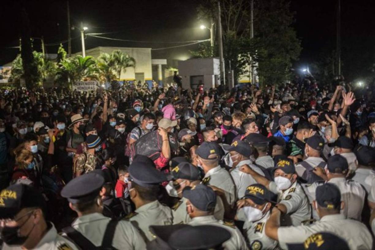 Las autoridades habían advertido que no dejarán ingresar al país a los migrantes si no cumplían con los requisitos establecidos al respecto, especialmente una prueba negativa de la covid-19.<br/>