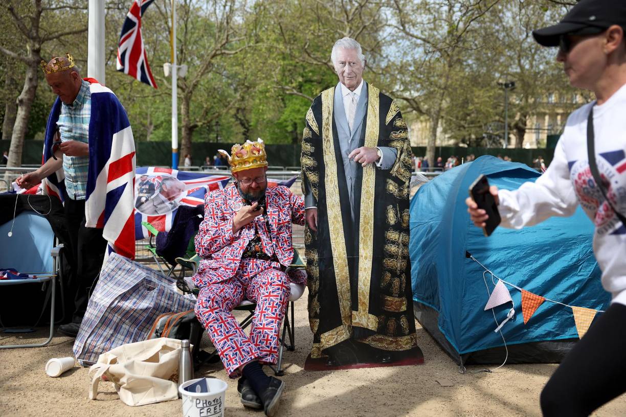 Las vestimentas y accesorios que utilizan los ingleses también son alusivas al fervor con este acontecimiento. 