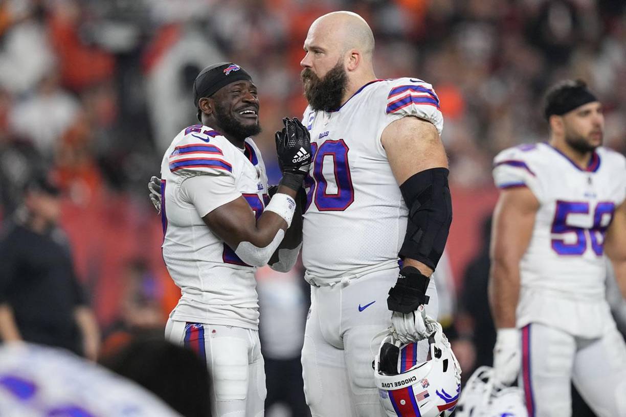 El cornerback de los Buffalo Bills, Tre’Davious White, rompió a llorar junto a su compañero Mitch Morse tras el colapso de Damar Hamlin.