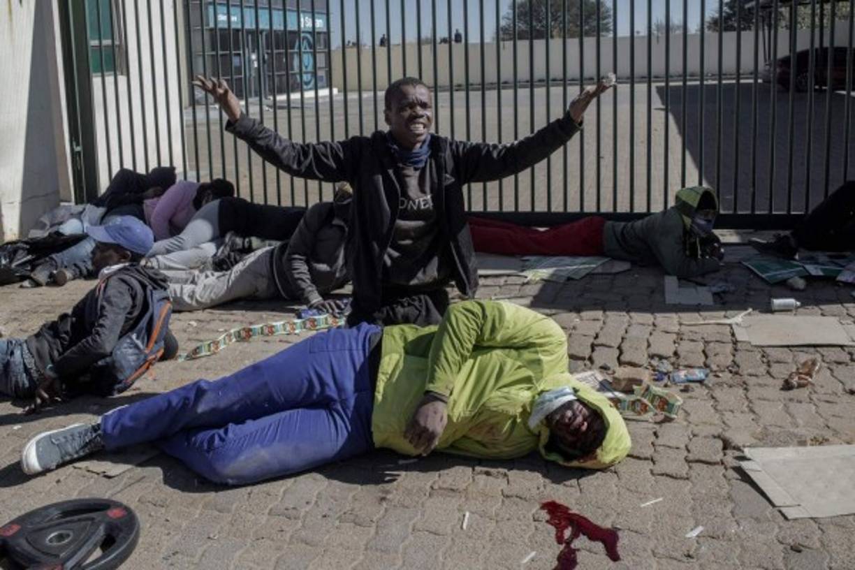 La oleada de disturbios y saqueos masivos que sufre Sudáfrica desde la semana pasada, con niveles de vandalismo inéditos en la historia democrática de la nación austral, acumula ya 72 muertos y 1.234 detenidos, mientras la Policía y el Ejército unen fuerzas para estabilizar las zonas afectadas.