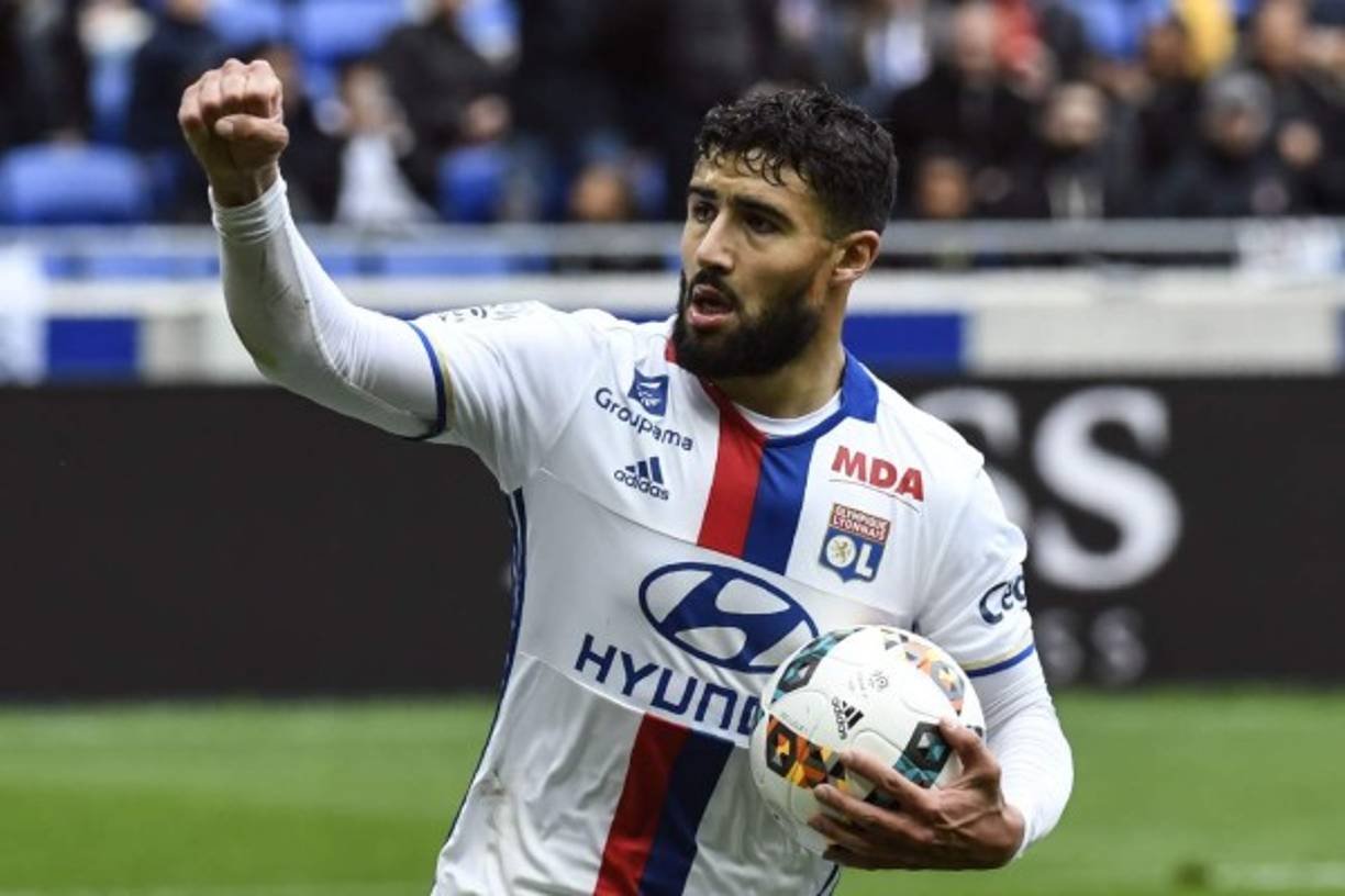 El FC Barcelona sigue rastreando el mercado de fichajes para reforzar su plantilla de cara a la próxima temporada, uno de los nombres sorprendentes que se han vinculado al equipo catalán en las últimas horas ha sido el de Nabil Fekir, actual jugador del Olympique de Lyon. El atacante francés es uno de los grandes renacidos de la Ligue 1 después de varias temporadas mermado por una grave lesión en su rodilla, ha vuelto a recuperar su nivel y es el líder del equipo galo. Tal y como apunta el diario Marca, el secretario deportivo azulgrana viajará este jueves a Lyon y verá en directo, en el estadio Gerland, el Olympique de Lyon-Everton correspondiente a la cuarta jornada de la liguilla de la Europa League.