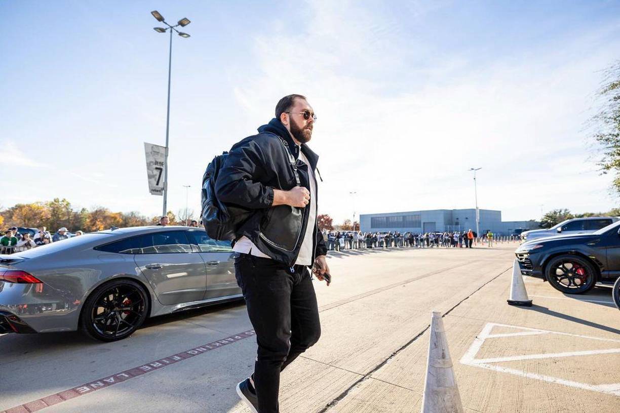 Durante julio de 2023 fue señalado como la presunta pareja de Ángela Aguilar, esto de acuerdo con información del programa de espectáculos en línea Chisme No Like. 