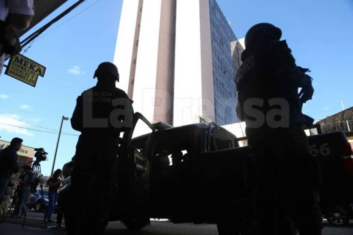 Explicó que a esa cuenta del despacho entraron fondos de donaciones, incluyendo cuatro millones de lempiras (unos 170.000 dólares) de Taiwán y que al menos hay otras nueve personas colaboradoras de Bonilla involucradas en los delitos de 'malversación de caudales públicos, lavado de activos y asociación ilícita', en lo que la MACCIH llamó 'Caja chica de la primera dama'.<br/>