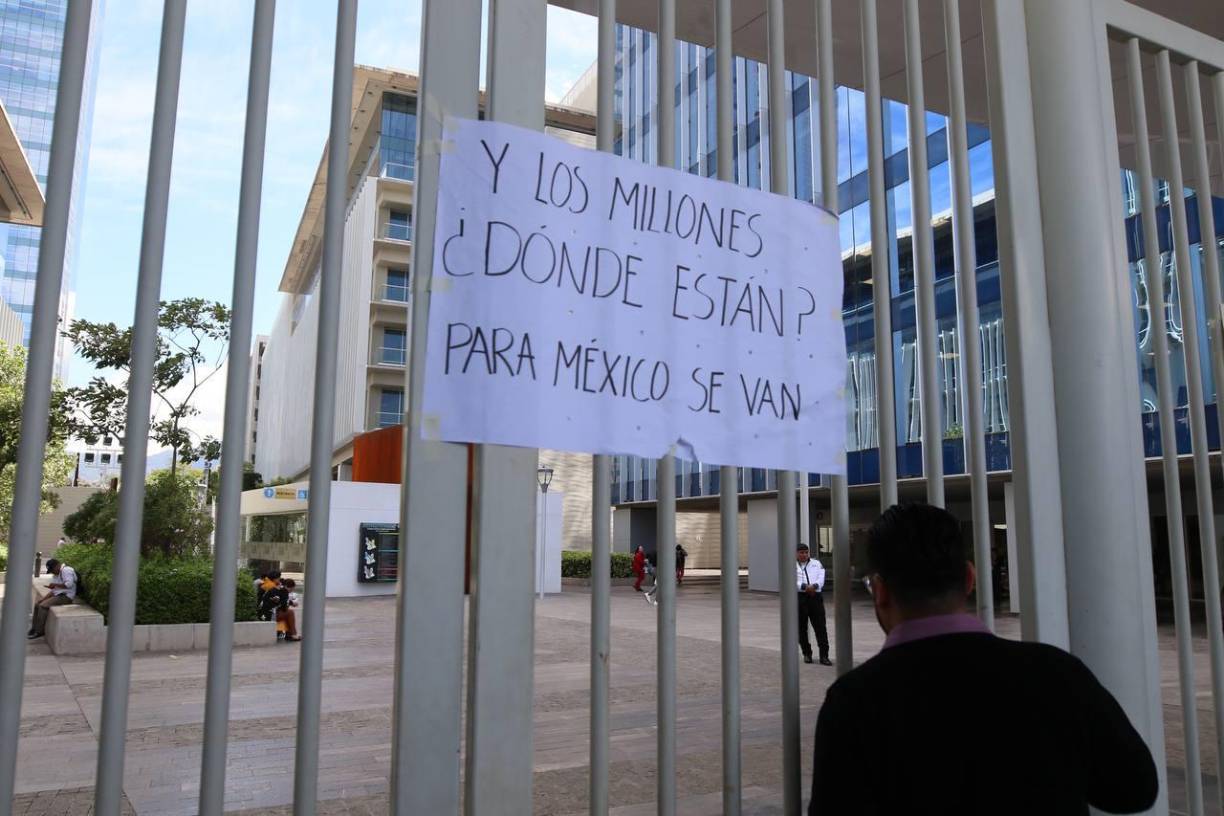 El acuerdo de suspensión tiene la finalidad de realizar un análisis técnico, jurídico y financiero del estudio de mercado anual que exige la cláusula contractual correspondiente. 
