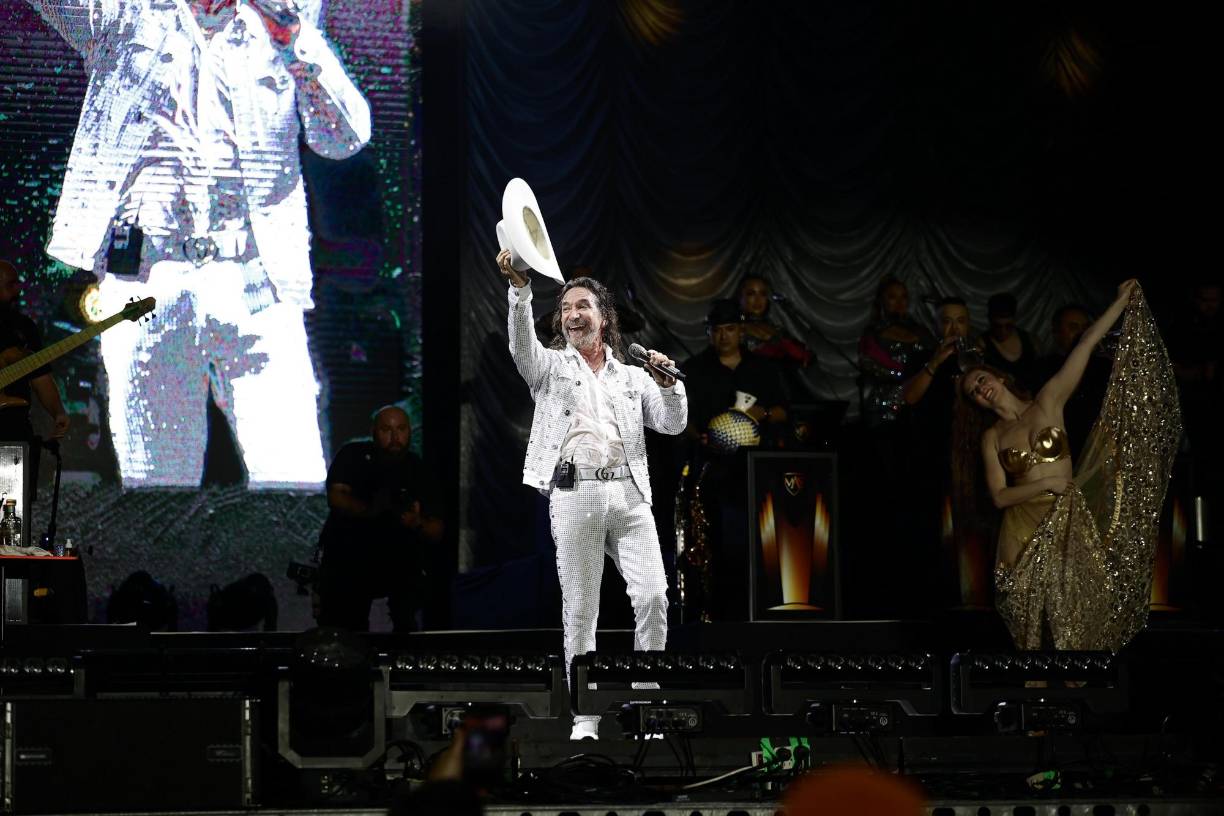 “El Buki” compartió muchas anécdotas de su juventud y de su vida amorosa, tema en el cual están inspiradas sus letras.