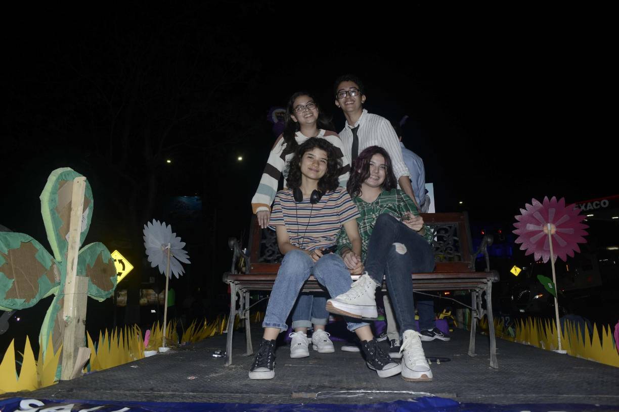 Los alumnos saludaron desde sus decoradas carrozas