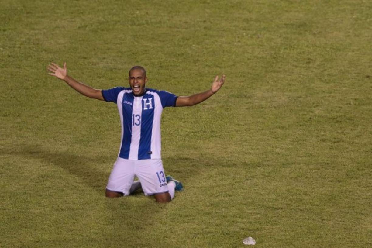 Eddie Hernández celebra luego del sonido del pito del árbitro.