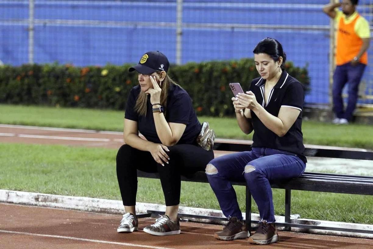 La bella chica con gorra del Real España robó miradas en el estadio Olímpico antes del partido contra el Vida.