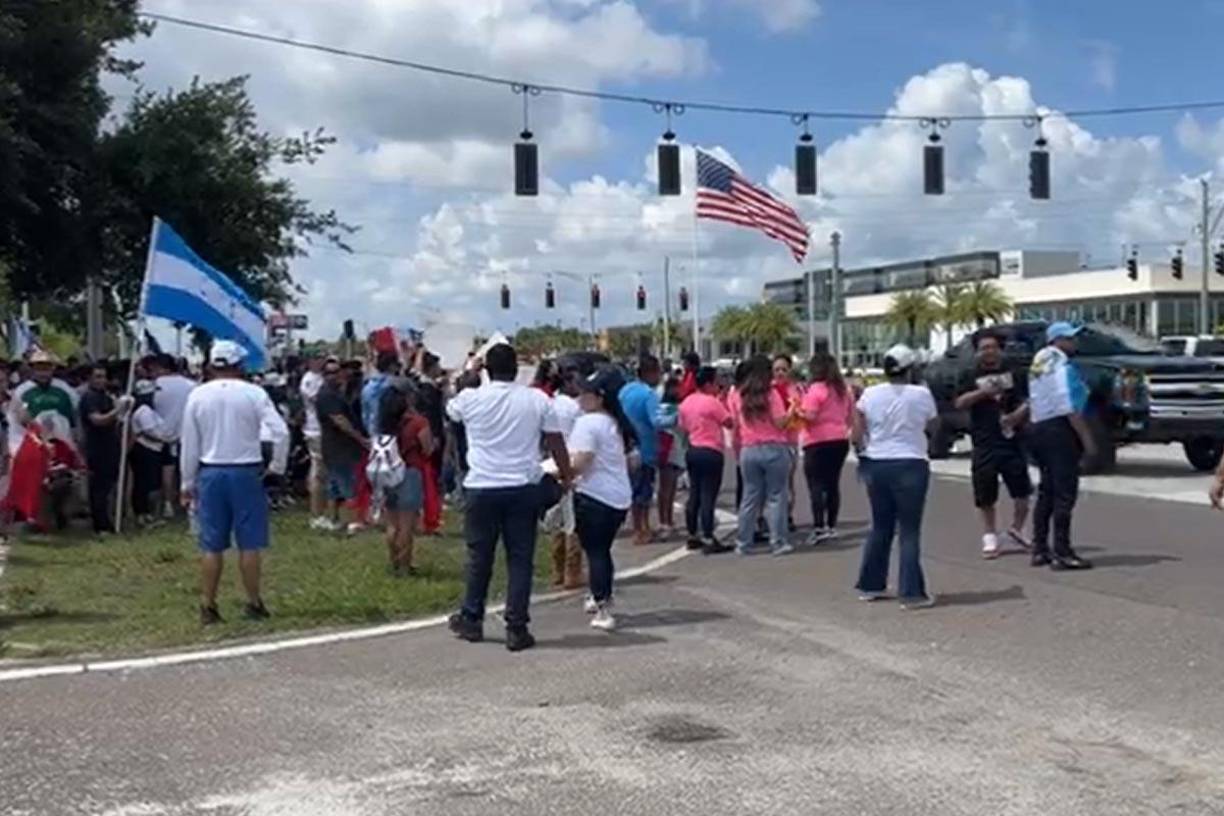 Los hondureños no olvidaron llevar la bandera de su país para hacerse presente en la protesta.