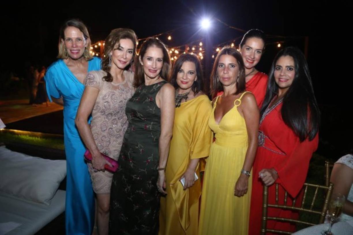Carolina Atala, AnnaMaría Kafati, Patricia Rezai, Blanche Bendeck, Gabby Martel, Lucrecia Álvarez y Ana Sikaffy .