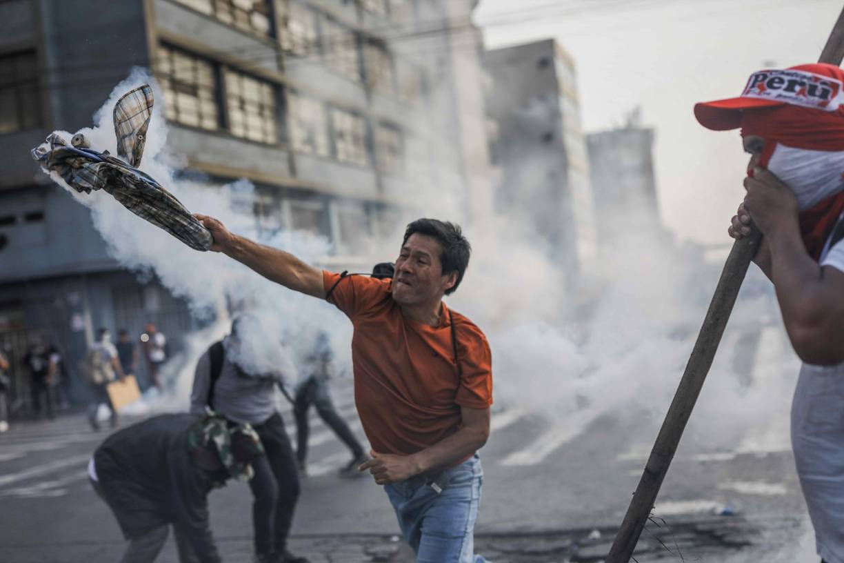 Los efectivos policiales fueron atacados con artefactos pirotécnicos y con un “queso”, nombre con el que se le conoce a un explosivo de fabricación casera que contiene dinamita y perdigones, detallaron en un comunicado en el que agregaron que dos se encuentran con “pronóstico reservado” y tres con heridas múltiples