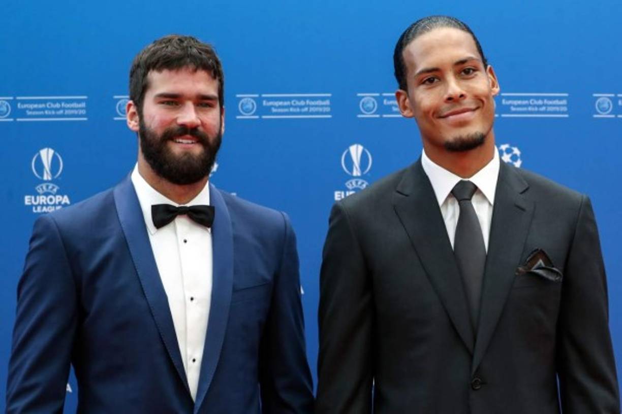 Los representantes del Liverpool en la gala de la Champions, el portero brasileño Alisson Becker y el defensa holandés Virgil van Dijk.