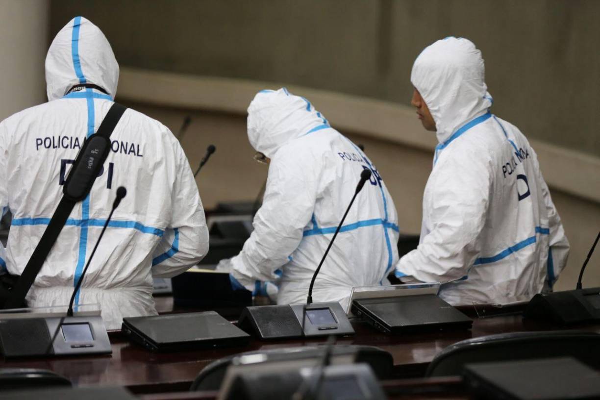 Los peritos de la DPI revisaron las gavetas de las curules legislativas. 