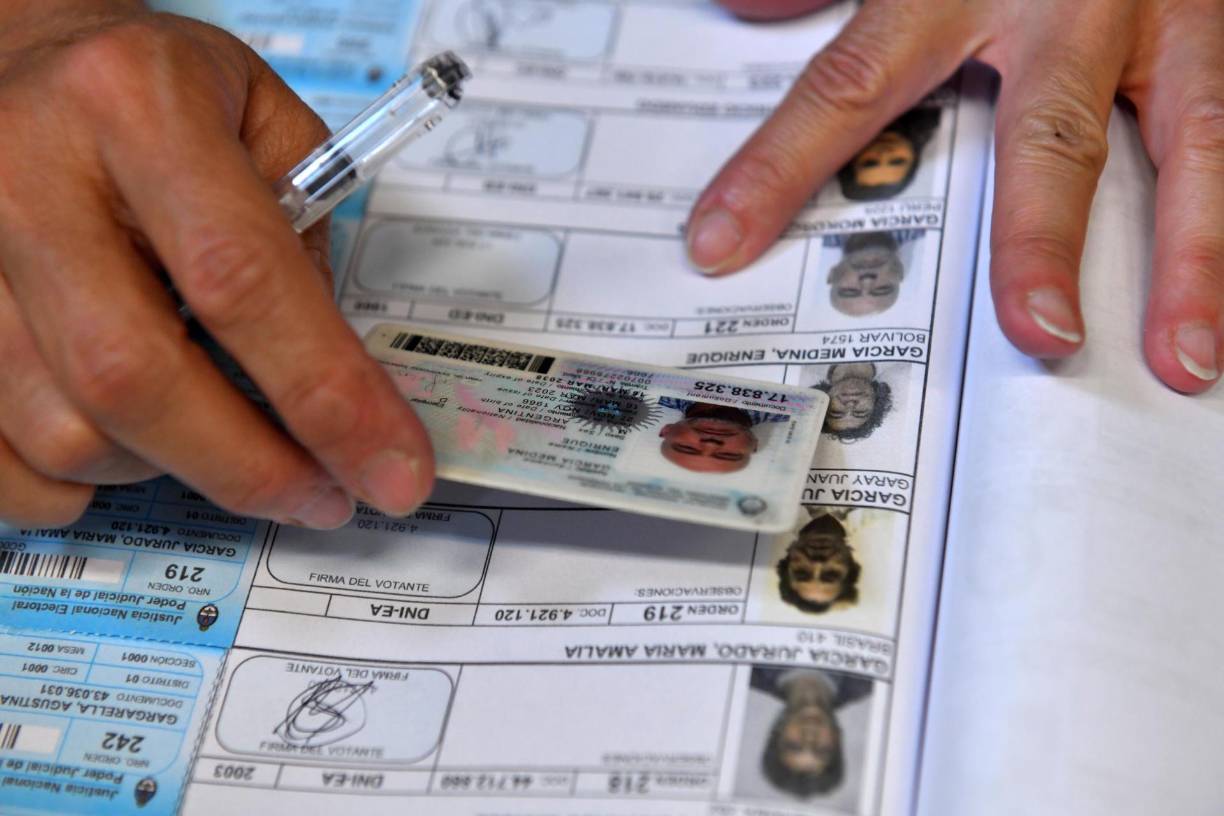 “La fuerza que irrumpe como disruptiva es la que quedó de primera en las primarias y la que tiene mayor capacidad de crecimiento”, explicó a la AFP Paola Zubán, directora de la consultora Zubán, Córdoba y Asociados. 