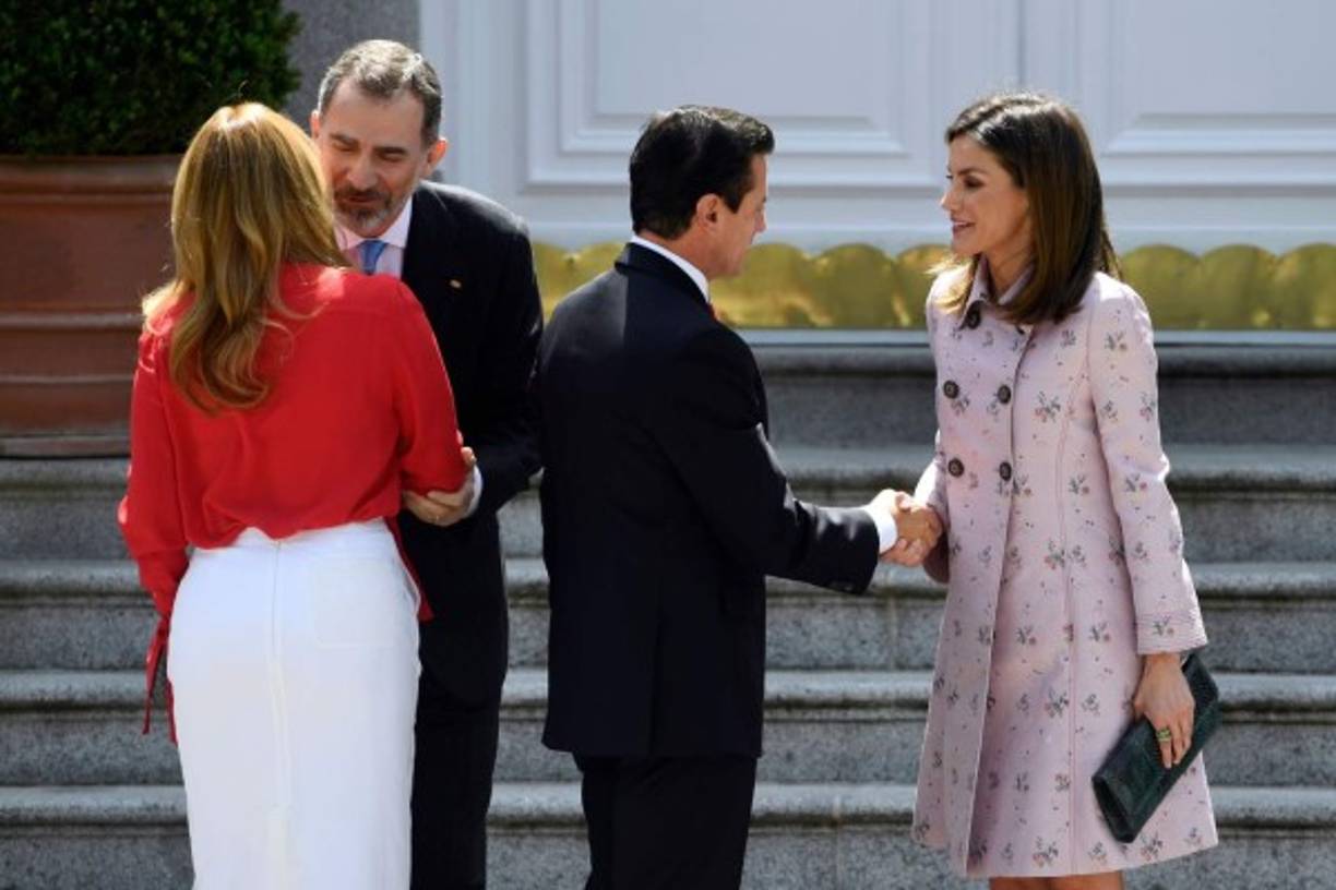 El mandatario mexicano y 'La Gaviota' fueron recibidos de forma muy cordial por los reyes al pie del automóvil en el que llegaron al palacio.