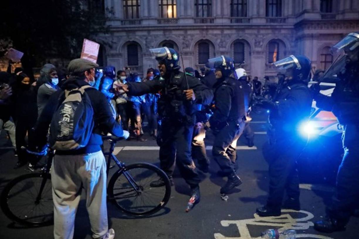 El domingo, cientos de personas se manifestaron frente a la embajada de Estados Unidos en Londres. Hubo una veintena de detenciones.