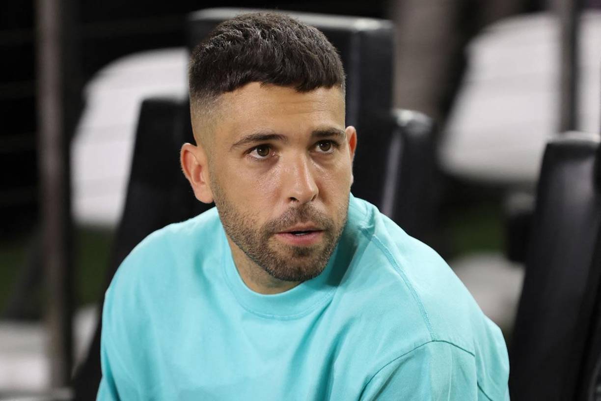 Jordi Alba, que se recupera de una lesión, estuvo en el estadio viendo el partido.