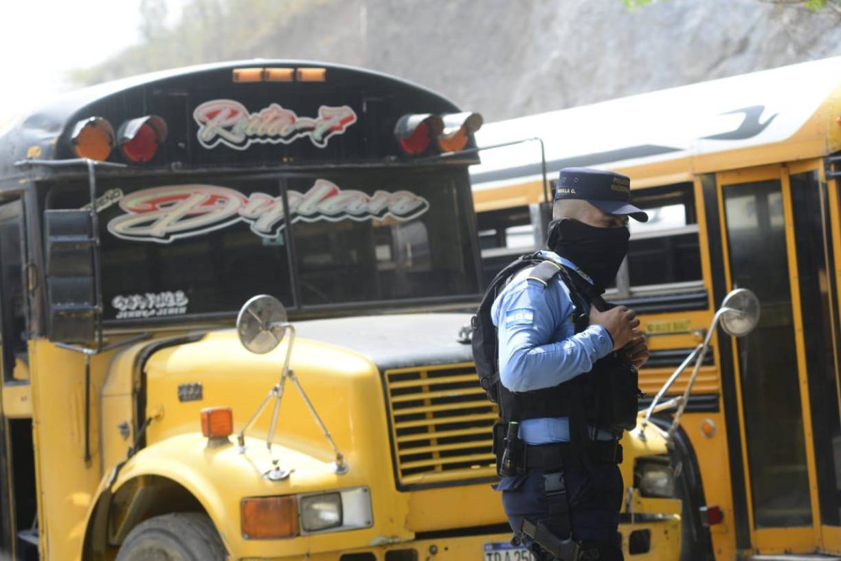 Una de las disposiciones es que un agente andará en cada unidad.