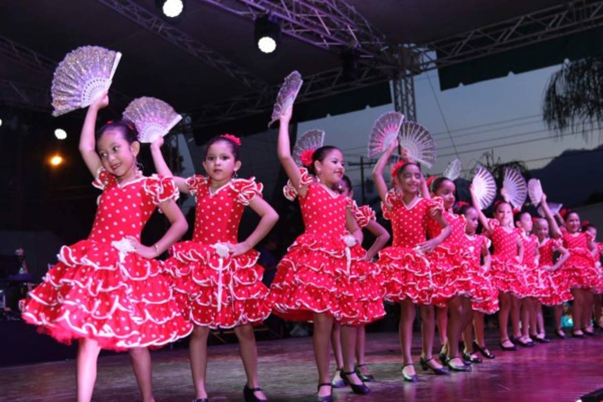 Bellas jovencitas engalanaron el evento.<br/>