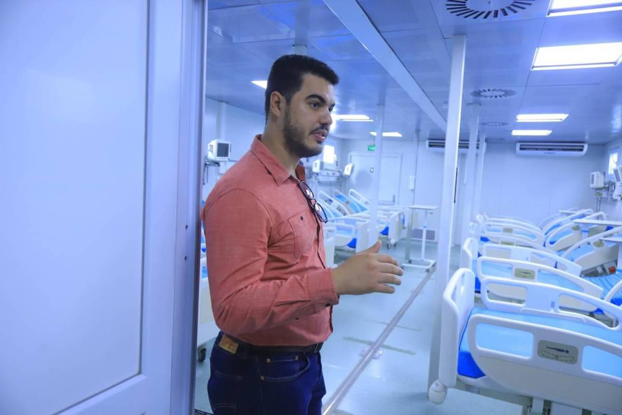 <b>Aunque en la pandemia no se utilizaron para atender a pacientes con esta enfermedad y la mayoría han tenido poco uso, varios se han mantenido en operación. El de San Pedro Sula instalado en el Mario Rivas fue habilitado para atender a pacientes con dengue. El doctor Gabriel Paredes, director del hospital Mario Catarino Rivas, muestra la sala de dengue habilitada al equipo de LA PRENSA.</b>