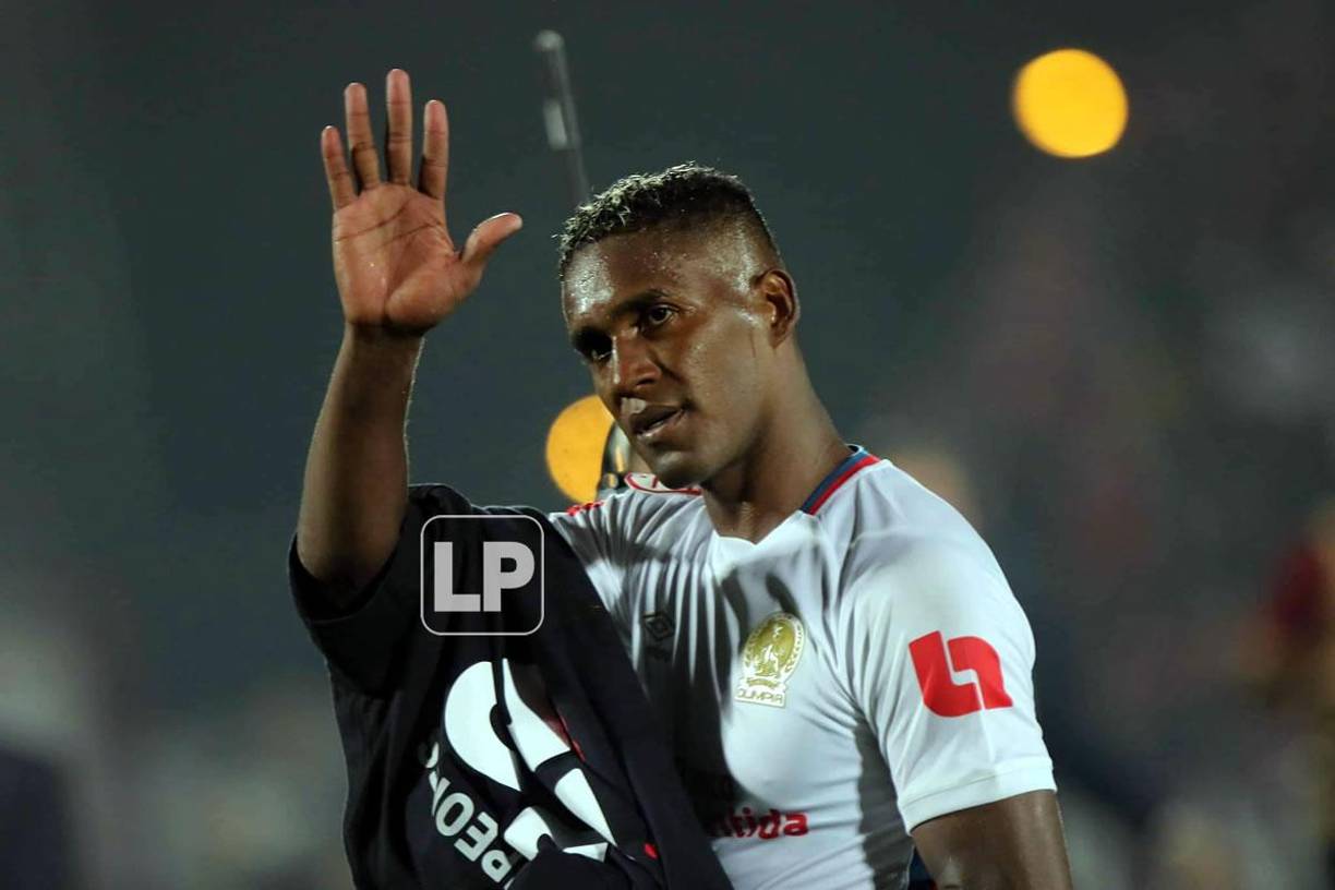 Brayan Beckeles agradece el apoyo de los aficionados olimpistas que llegaron al estadio Alejandro Morera Soto de Costa Rica.