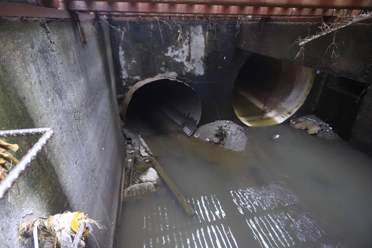 Osman Chávez, ingeniero de infraestructura de la municipalidad, explicó que para acabar con la eterna problemática de la 13 calle, es fundamental la construcción de un colector que evacue el agua que llega a la vía y la lleve hasta la quebrada el Cacao, que está atrás del Instituto Nacional de Formación Profesional (Infop).
