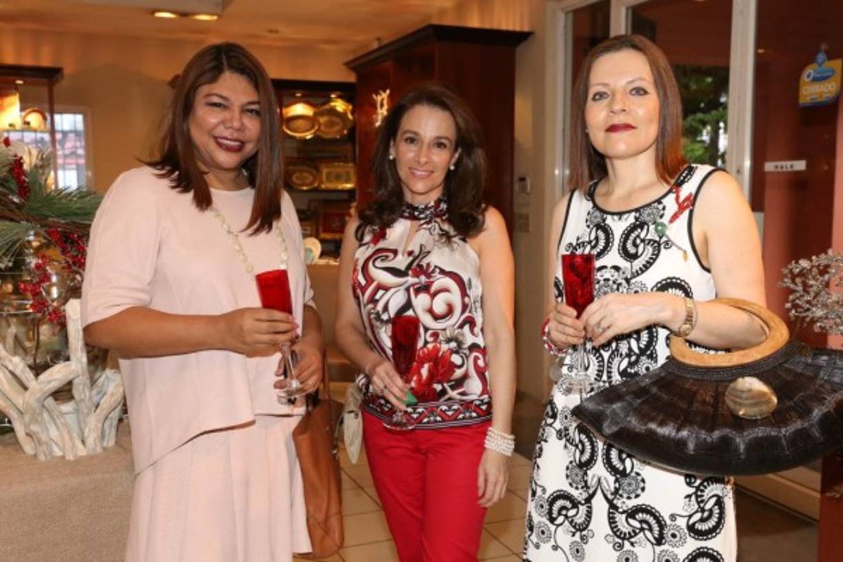 Laura Simón, Norma Parrado y Analía Stadtaghen.