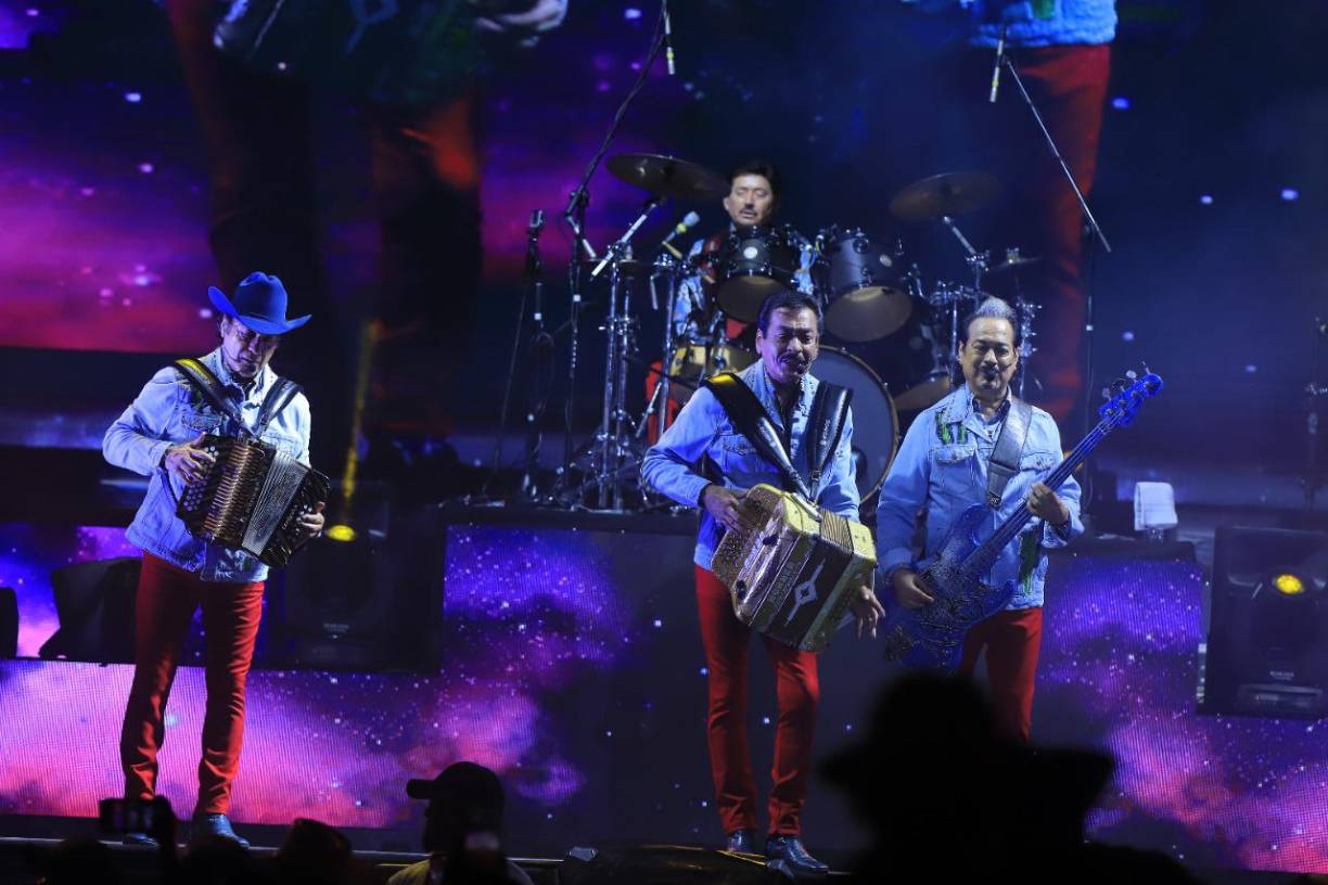 Cantaron por más de tres horas y leyeron saludos que sus fans les mandaban a través de unos papelitos. 