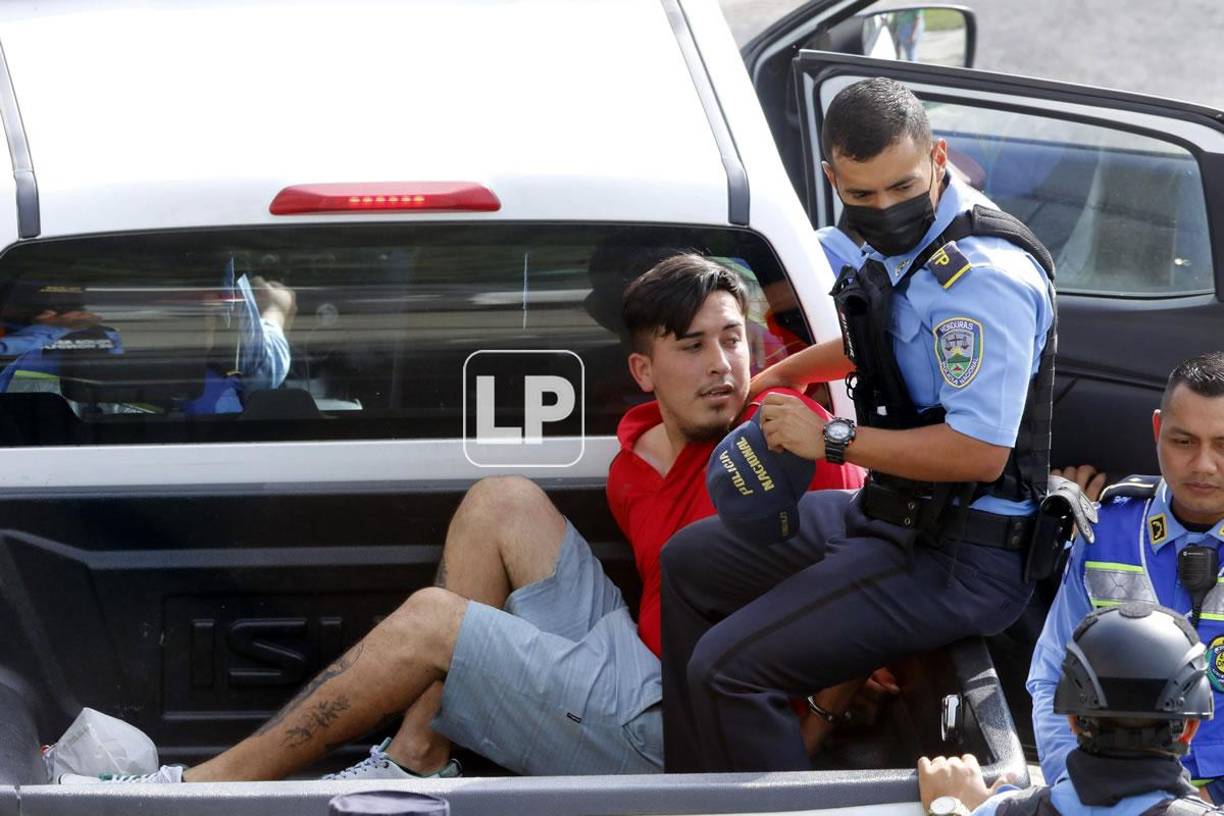 La Policía Nacional detuvo a un aficionado en las afueras del estadio Yankel Rosenthal durante el derbi sampedrano.