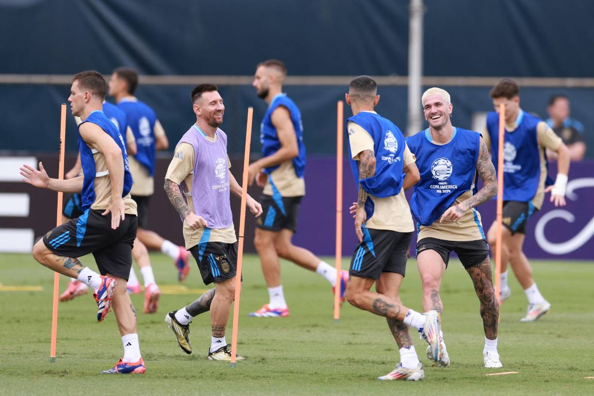 El ingreso del equipo a la cancha a realizar el calentamiento previo tuvo una rutina que no falló en todo el Mundial de Qatar 2022. Siempre, pero siempre, Argentina dejó que su rival saliera primero y que también lo hicieran los árbitros. Una vez que eso sucedía, se daba la segunda parte del ritual: asomaba Messi por el túnel, acompañado por De Paul, Paredes y el resto como si fueran guerreros espartanos. Al llegar casi al campo de juego, se daba un pequeño aliento de Leo y, enseguida, el trote rumbo al césped para iniciar la entrada en calor.