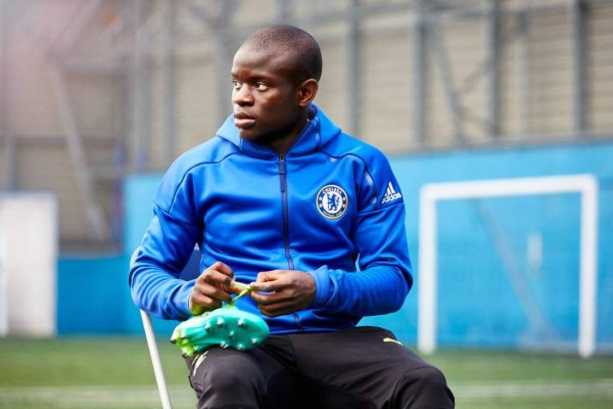 Según la web Paris United, el Chelsea, reacio en principio a vender a N'Golo Kanté por menos de 100 millones de euros, valora ahora la posibilidad de dejarle marchar (el PSG es el principal candidato) por unos 80 millones porque quiere remodelar su centro del campo. Foto AFP
