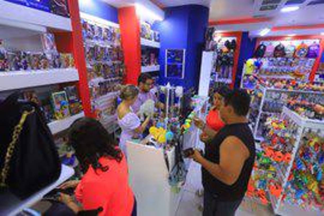 Cumplen sueño de emprender vendiendo figuras de Dragon Ball y Naruto