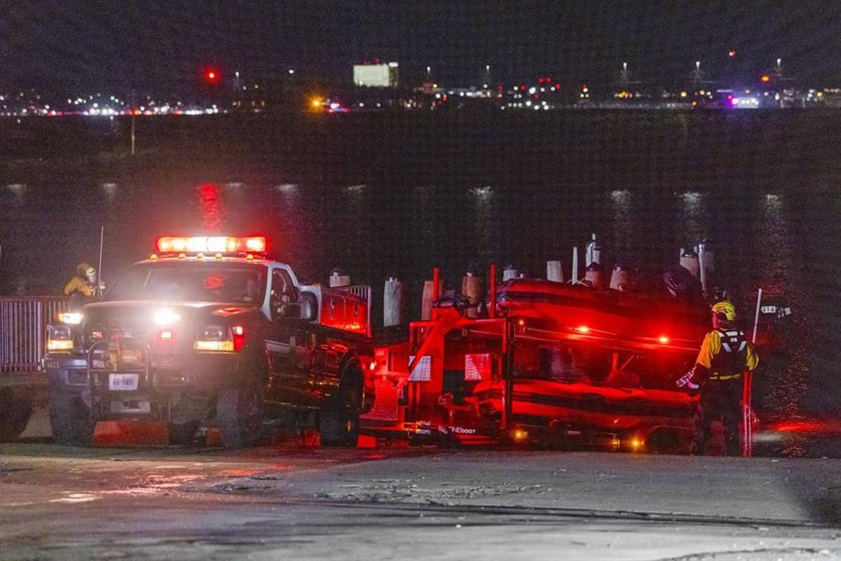 Los equipos de rescate trabajaron toda la noche en las gélidas aguas del río Potomac y lograron recuperar 28 cuerpos, informaron las autoridades.