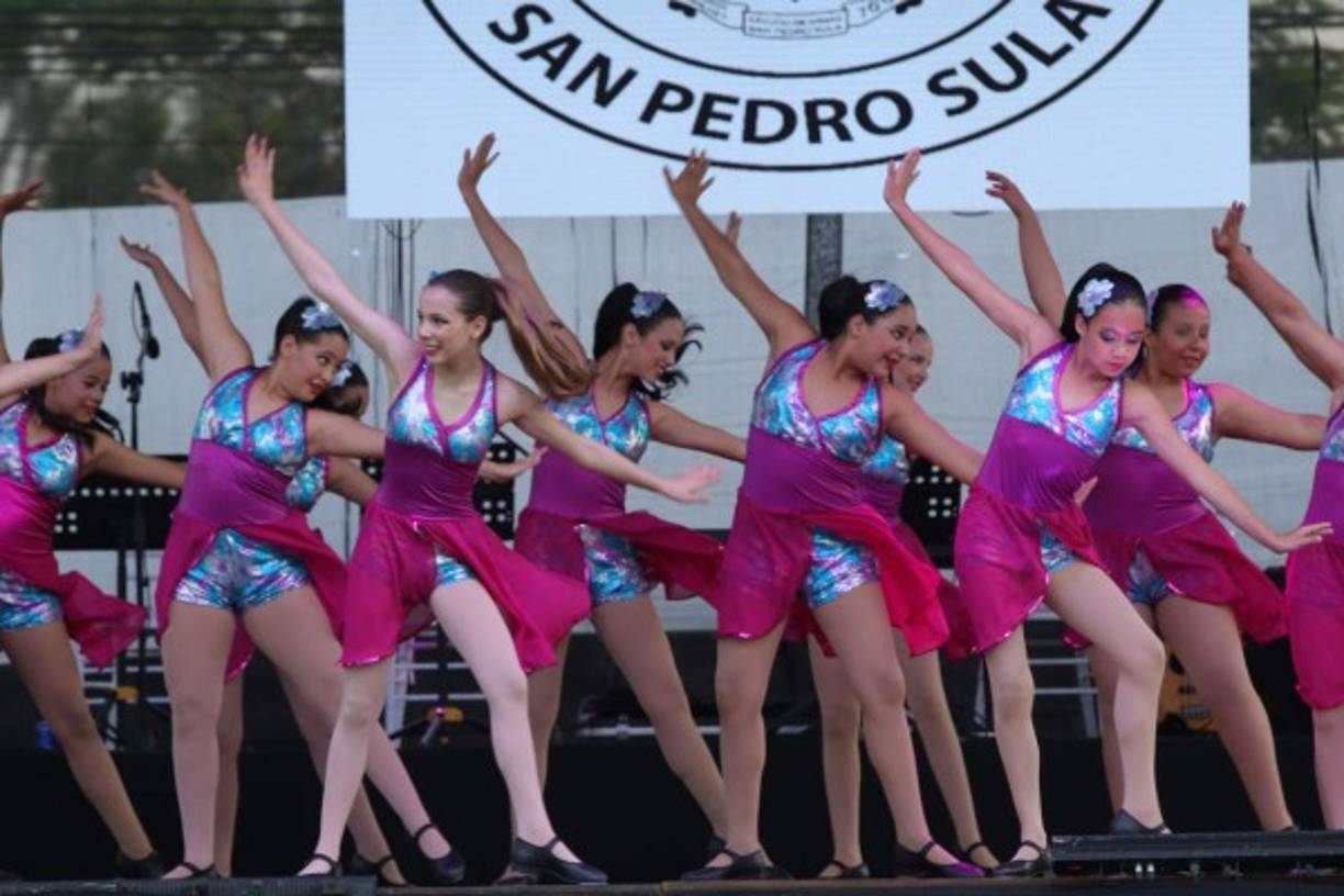 Más de 200 jóvenes de 11 academias y una compañía de danza de San Pedro Sula, deleitaron al público desde principio a fin.