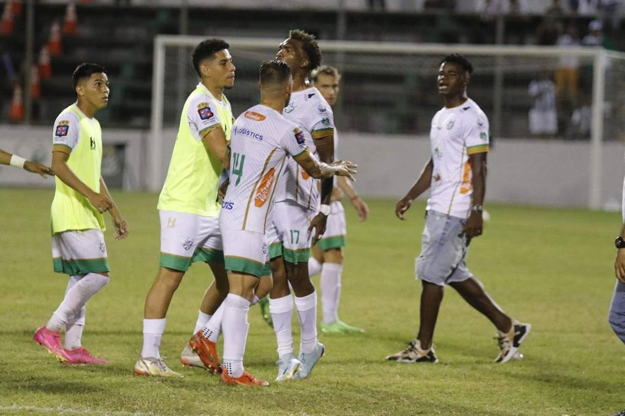 ‘Pali‘ Castillo estaba descontrolado y muy molesto con la actitud de los jugadores del Independiente.