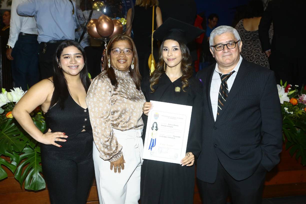 Fernanda Doblado, Claudia Salgado, Andrea Doblado y Javier Doblado