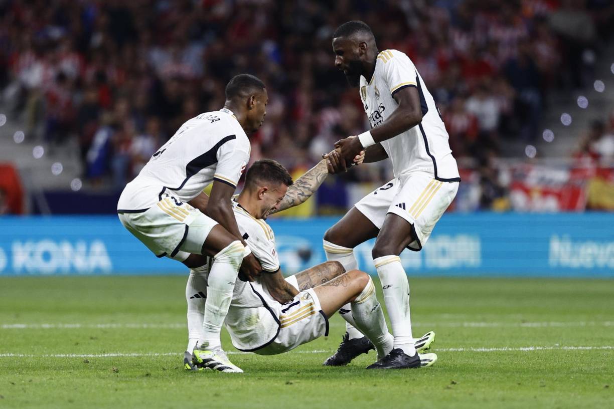 Lucas Vázquez es atenido por sus compañeros luego de recibir una fuerte falta.