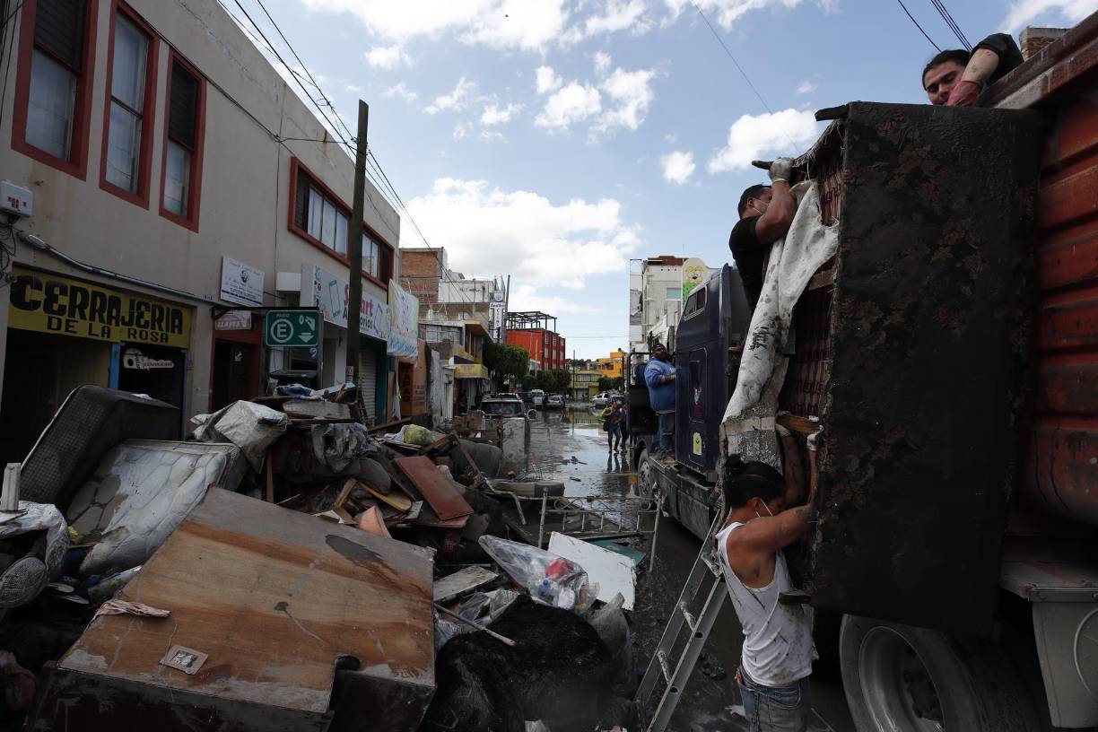 Leticia Jiménez ha tenido que romper la puerta de la casa de sus padres para entrar al inmueble ubicado a unos metros del río Tula, que se desbordó la madrugada del martes pasado y dejó, además de la de Leticia, cientos de viviendas bajo el agua.