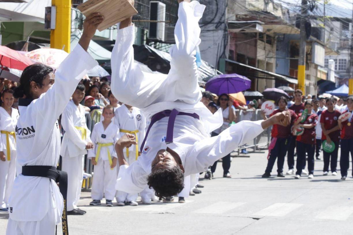 Los karatecas de El Progreso, Yoro montaron un show en la calle del comercio.