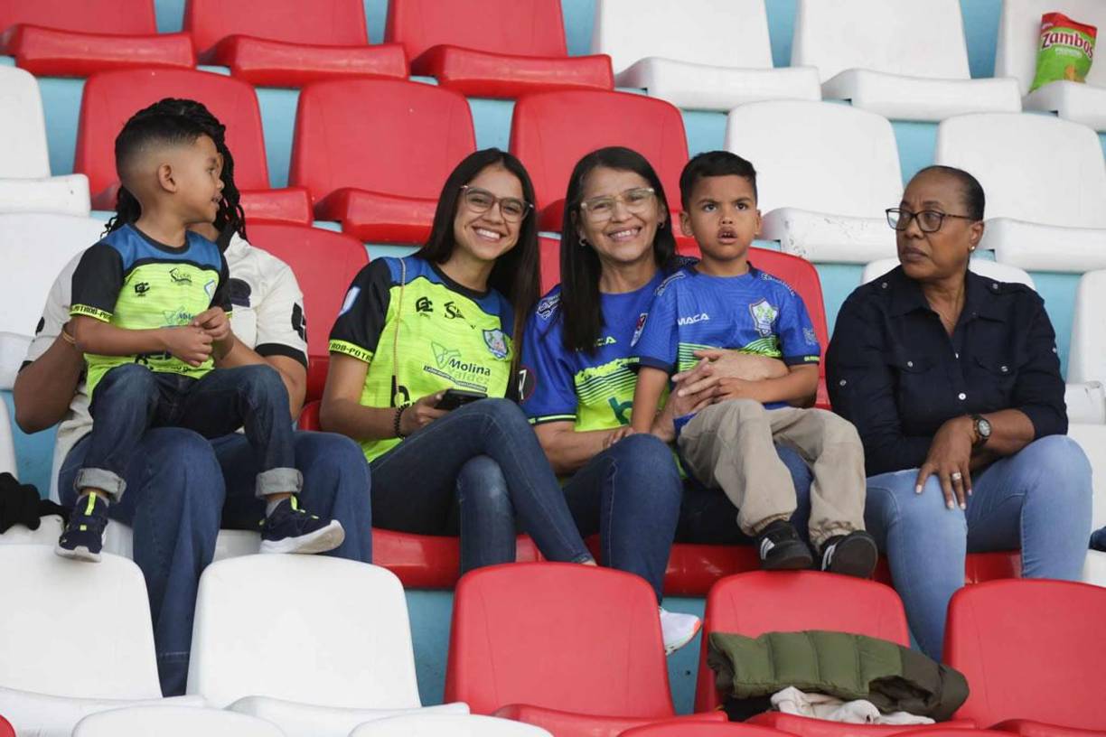 Afición del Olancho FC llegó al estadio Nacional Chelato Uclés para alentar a su equipo ante Olimpia.